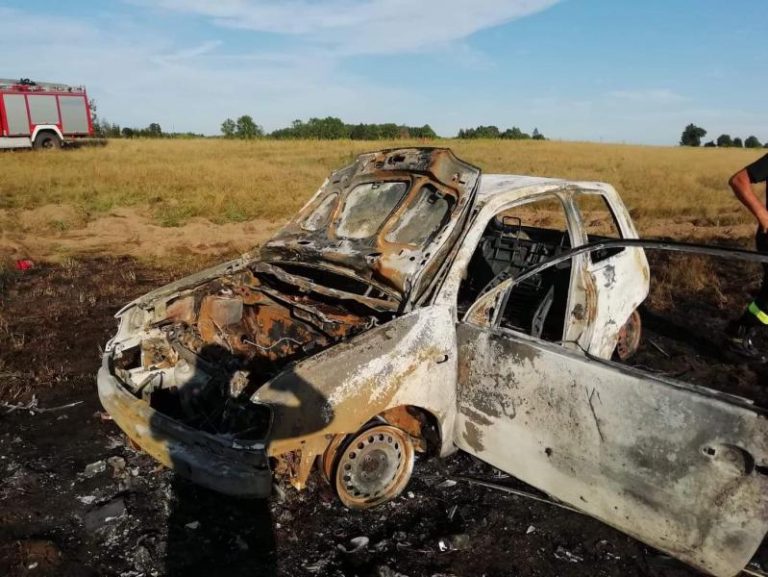 Pożar samochodu pod Tychowem – Seat spłonął doszczętnie.