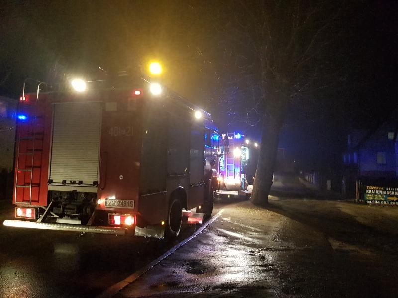 Pożar w kotłowni domku jednorodzinnego – poparzony mężczyzna trafił do szpitala.
