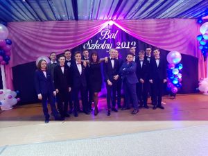 Bal Szkolny 2019 – szkolna zabawa i Polonez w wykonaniu klas gimnazjalnych.  Duża porcja zdjęć z tego wydarzenia!
