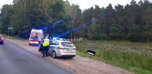 Chciał uniknąć czołowego zderzenia – BMW wpadło do stawu!