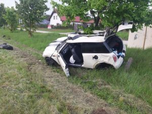 Dachowanie auta osobowego w Karlinie  – trzy osoby ranne!