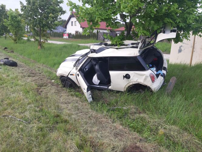 Dachowanie auta osobowego w Karlinie  – trzy osoby ranne!