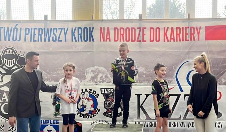12 medali dla najmłodszych Białogardzkich zapaśników.