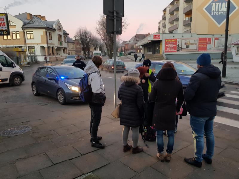 Potrącenie matki z dwójką dzieci na przejściu dla pieszych!
