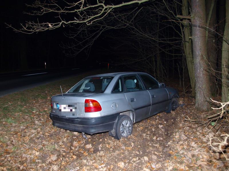 Wypadek pod Białogardem  – Opel wypadł z drogi!