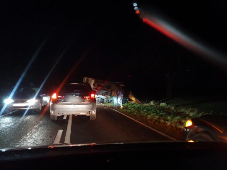 Koparko ładowarka przewróciła się na drodze – wyglądało groźnie!