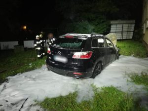 Nocny pożar samochodu w Karlinie – Mazda spłonęła doszczętnie.