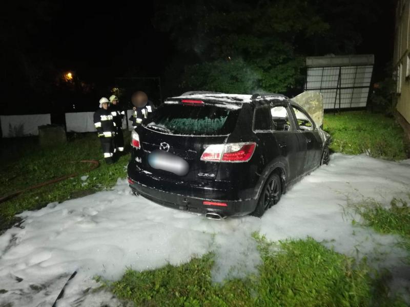 Nocny pożar samochodu w Karlinie – Mazda spłonęła doszczętnie.
