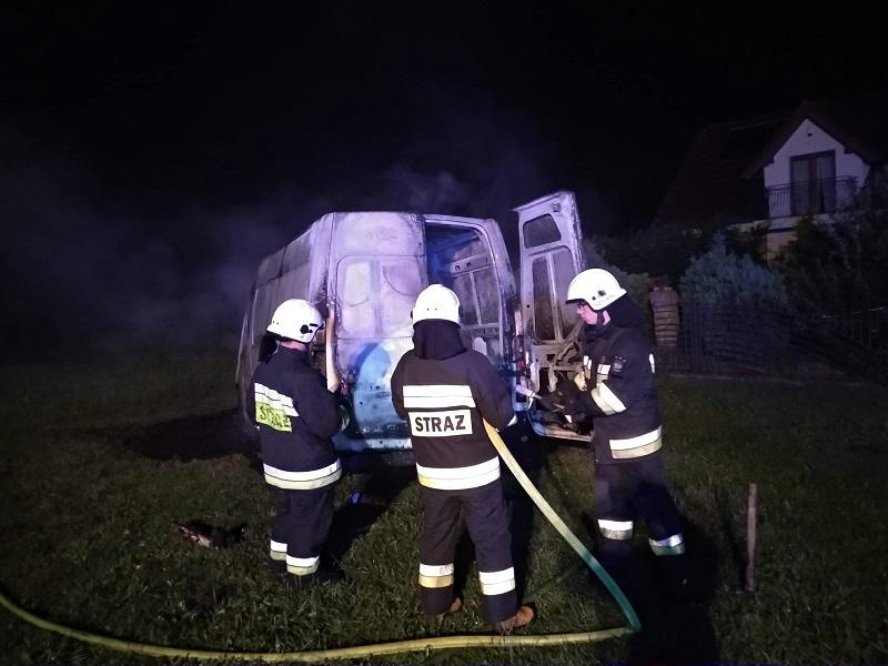 Pożar auta dostawczego pod Tychowem – bus spłonął doszczętnie.