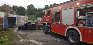 Pożar samochodu w Białogardzie – opel spłonął niemal doszczętnie.