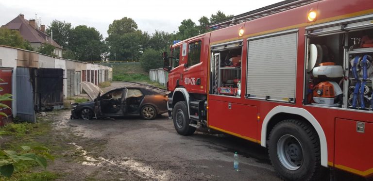 Pożar samochodu w Białogardzie – opel spłonął niemal doszczętnie.