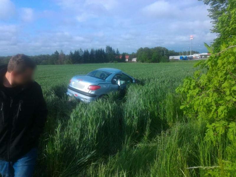 Dachowanie pod Karlinem – lekko ranna jedna kobieta.