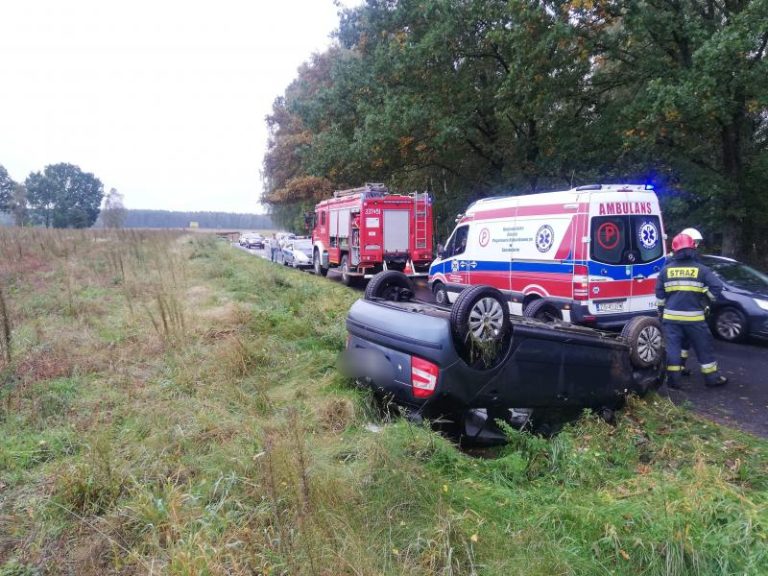 Dachowanie auta osobowego na trasie Koszalin – Tychowo! Wyglądało groźnie.