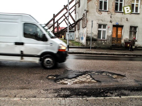 Stopniał śnieg a razem z nim asfalt.
