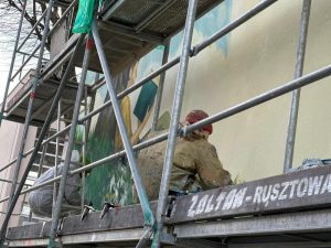 Kolory, które mają znaczenie – mural powstaje przy ul. Kościelnej