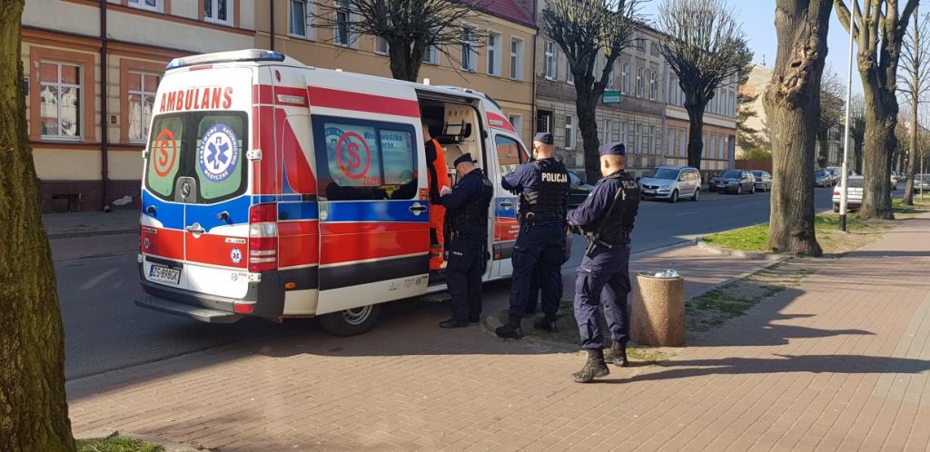 Mężczyzna poważnie ugodzony nożem podczas libacji alkoholowej! Trafił do szpitala.