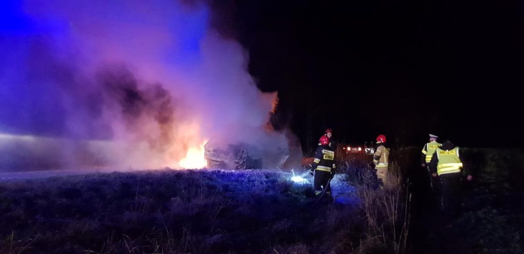 Pożar  samochodu na trasie Białogard  – Stanomino.  Mercedes spłonął doszczętnie.