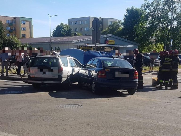 Wypadek w centrum Białogardu  – zderzyły się dwa auta.