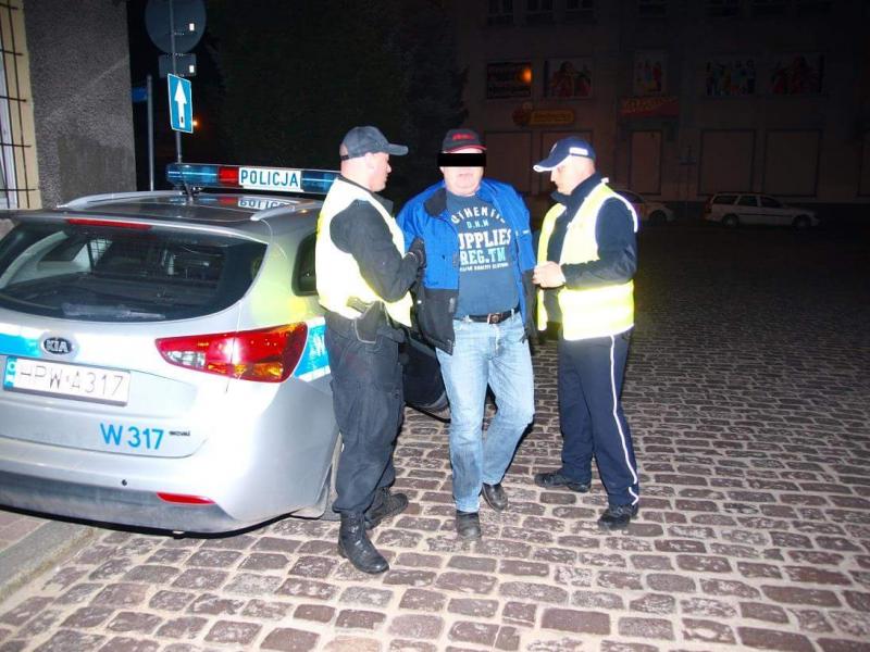 Tir uderzył w drzewo – obywatel Danii był pijany, trafił do aresztu!