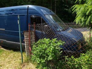 Wjechał w ogrodzenie i zbiegł do lasu – zatrzymała go policja!