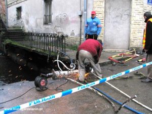Wypadek – samochód wjechał do rzeki