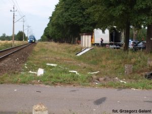 Pociąg osobowy uderzył w ciężarówkę.