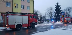 Dachowanie w centrum Białogardu – Nissan uderzył w ogrodzenie.