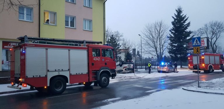 Dachowanie w centrum Białogardu – Nissan uderzył w ogrodzenie.
