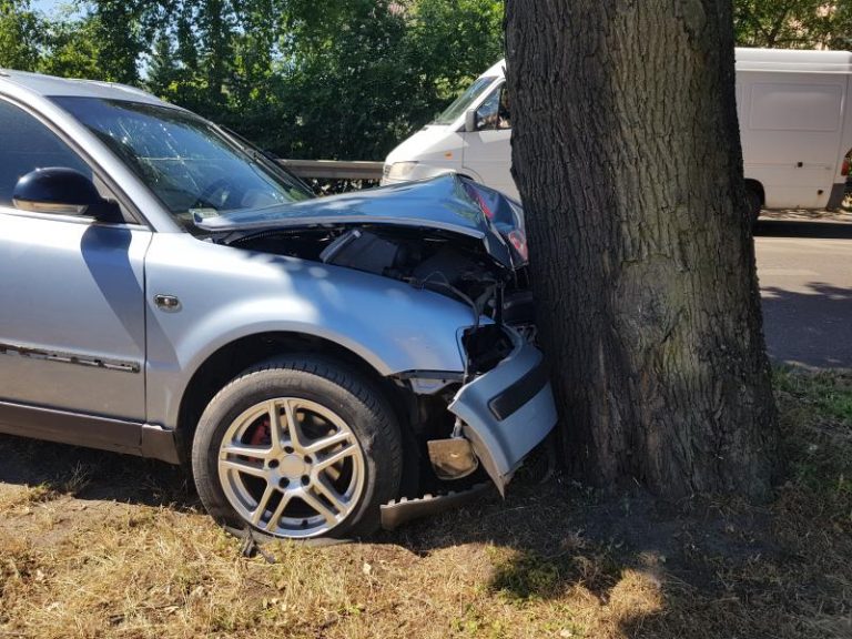 Volkswagen passat uderzył w drzewo.