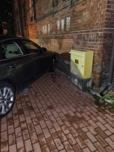 Nastolatka bez prawa jazdy z impetem rozbiła dwa zaparkowane pojazdy