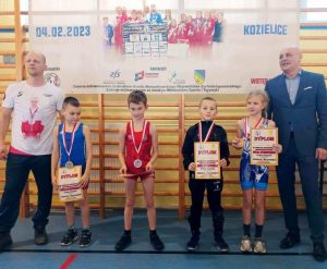 Młodzi zapaśnicy z sukcesami podczas turnieju.