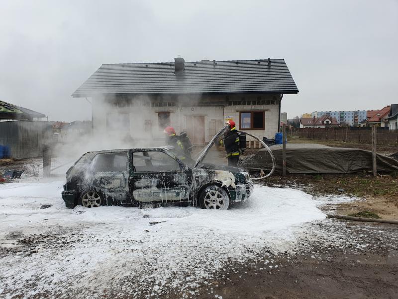 Pożar samochodu w Białogardzie  – volkswagen spłonął doszczętnie!