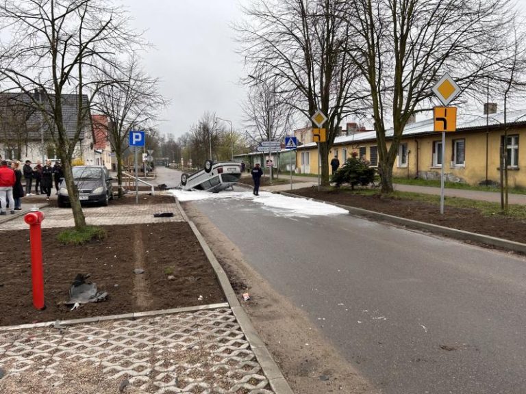 Dachowanie samochodu na ulicy Moniuszki