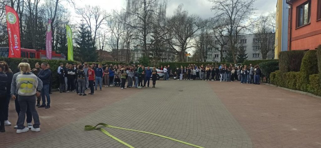 Próbna Ewakuacja w Szkole Sukces – Zwiększenie Bezpieczeństwa w Sytuacjach Zagrożenia