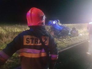 Dachowanie auta osobowego na drodze nr 166 koło Lulewic