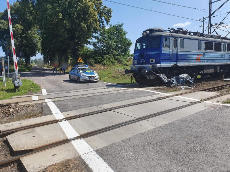 Tragedia na torach pod Białogardem – nie żyje jedna osoba.