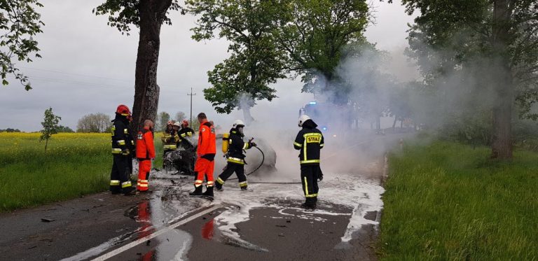 Tragiczny wypadek pod Tychowem! Kierowca spłonął po czołowym uderzeniu w drzewo.