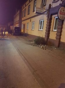 Wypadek w Tychowie – młoda kobieta uderzyła autem w schody.
