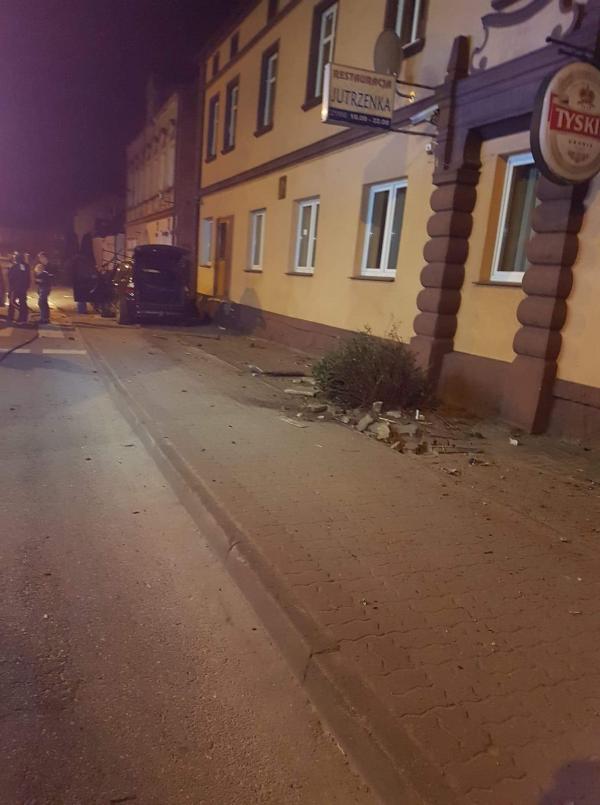 Wypadek w Tychowie – młoda kobieta uderzyła autem w schody.