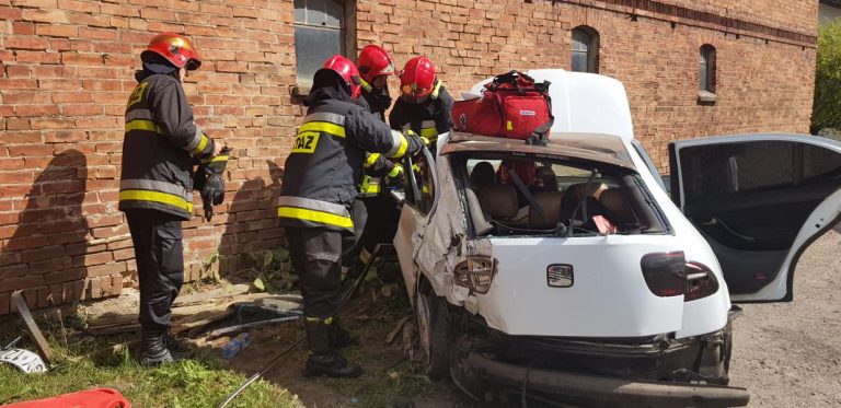 Poważny wypadek pod Białogardem – Seat z impetem uderzył w ścianę!