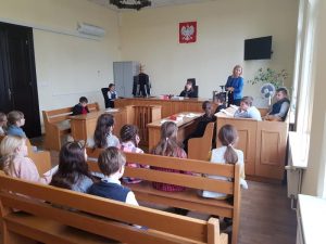 Dzień Edukacji Prawnej – dzieci z Białogardu wzięły udział w symulacji rozprawy sądowej. ZDJĘCIA