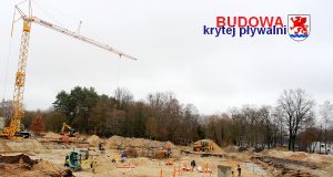 Prace budowlane przy basenie trwają.